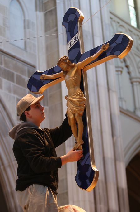 Hanging a suspended crucifix